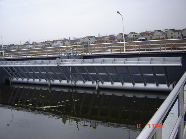 Rotary decanter used in SBR wastewater treatment processes